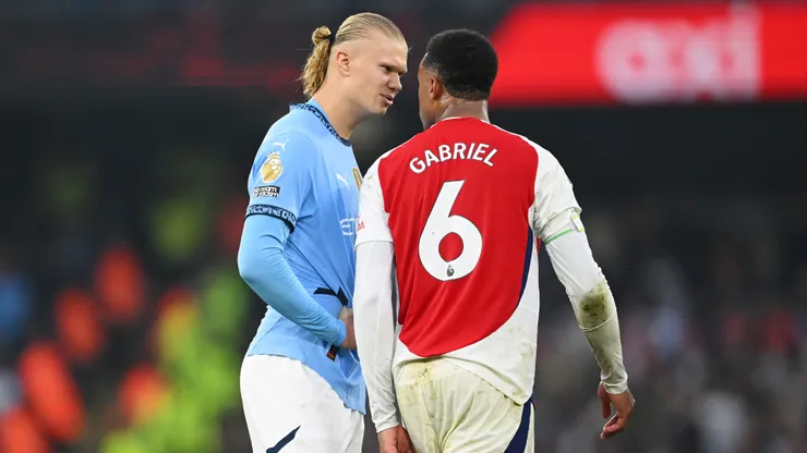 Erling Haaland pelo Manchester City contra Gabriel Magalhães do Arsenal durante partida pela Premier League