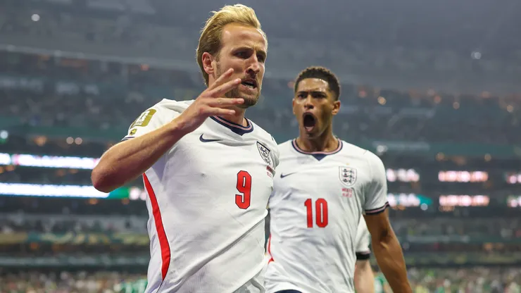 Harry Kane comemora com Jude Bellingham após converter um pênalti que marcou o terceiro gol de sua equipe durante a partida entre México e Inglaterra. (Photo by Charlotte Wilson/Getty Images)