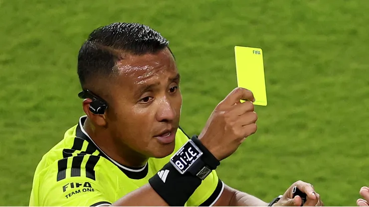 Árbitro salvadorenho durante jogo do Paraguai na Copa.