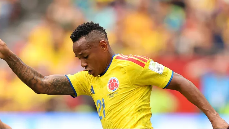 Jaminton Campaz em ação durante jogo contra a Suíça