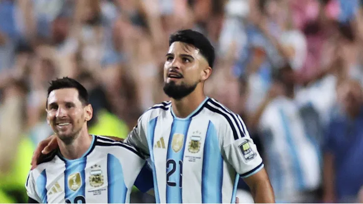 Jose Manuel Lopez e Lionel Messi comemoram após a vitória por 3 a 1 na partida das quartas de final da Copa do Mundo. (Photo by Kevin C. Cox/Getty Images)