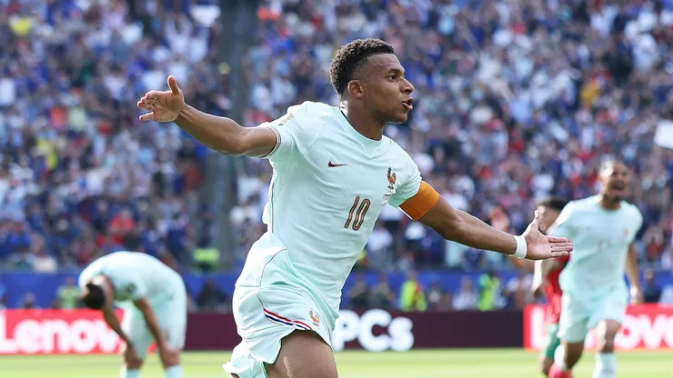 Kylian Mbappé comemora o primeiro gol de sua equipe durante a partida entre França e Marrocos. (Photo by Molly Darlington/Getty Images)