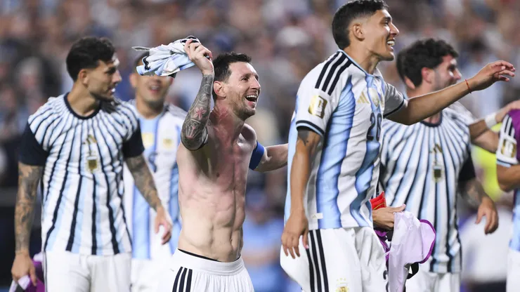 Lionel Messi, camisa 10 da Argentina, comemora a vitória após a partida das quartas de final da Copa do Mundo contra a Suíça. (Photo by David Ramos/Getty Images)