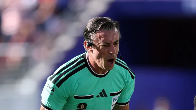 Raphael Claus, árbitro de EUA X Bósnia e Herzegovina - Foto: Jamie Squire/Getty Images
