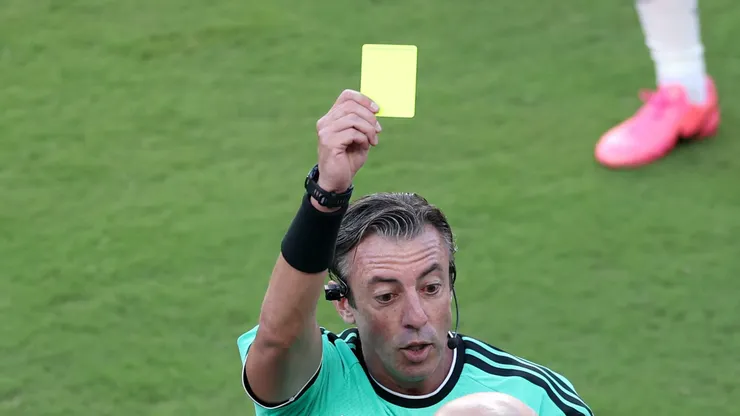 Raphael Claus dando cartão amarelo para o técnico da Bósnia.