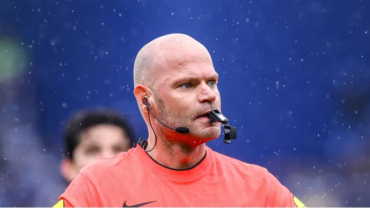 Rob Dieperink apitando jogo na Holanda.