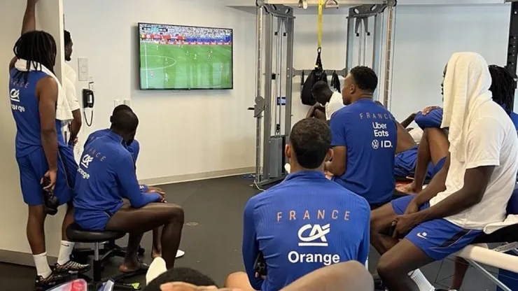 Seleção da França assistiu à derrota do Brasil para a Noruega. Foto: Reprodução/@equipedefrance