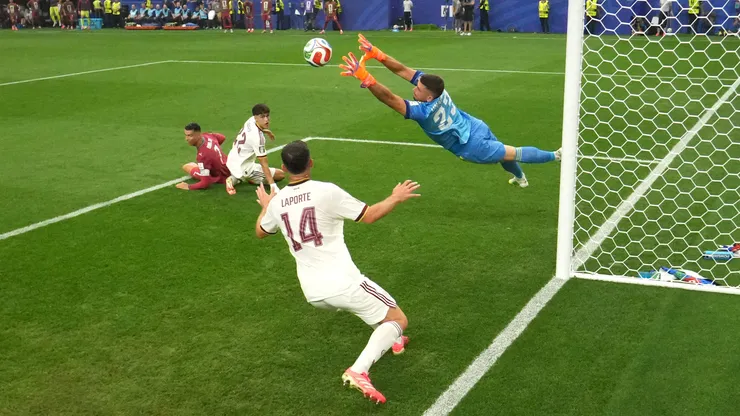 Unai Simón, faz defesa em Portugal x Espanha - Foto: Alex Slitz/Getty Images