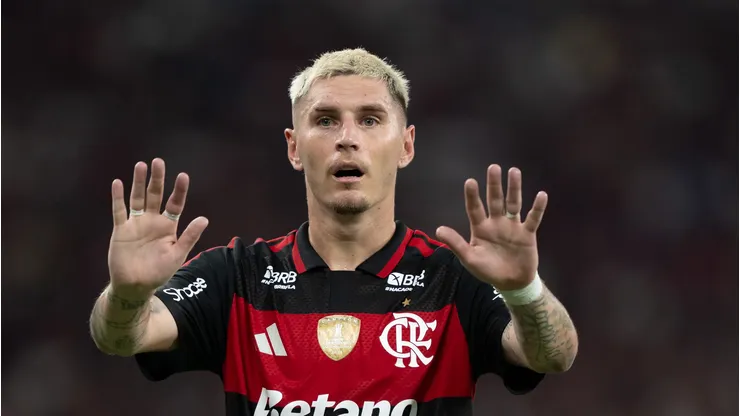 - Varela jogador do Flamengo durante partida contra o Santos no estadio Maracana pelo campeonato Brasileiro