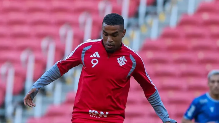 Alerrandro durante treino do Inter no Beira-Rio