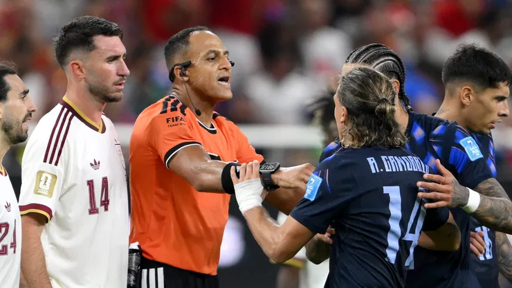 Norte-americano Ismail Elfath comandou polêmico confronto entre Uruguai e Espanha na fase de grupos da Copa