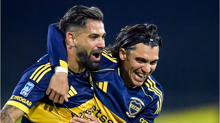Milton Gimenez comemorando com Exequiel Zeballos. Foto: Marcelo Endelli/Getty Images