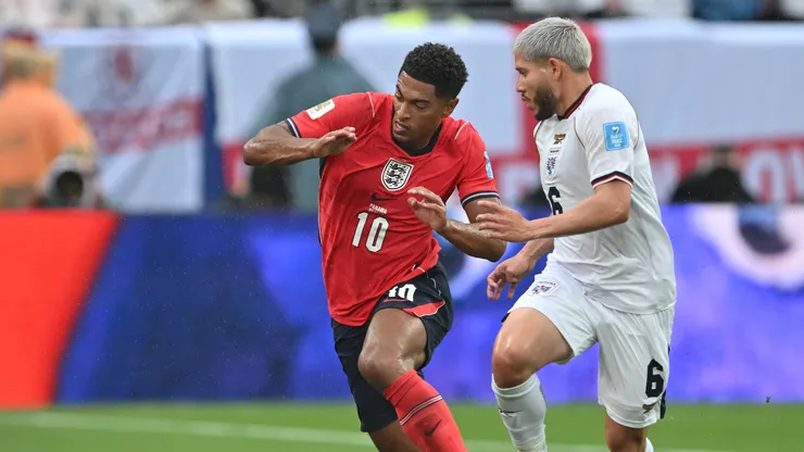 Panamenho Cristian Martínez marca Bellingham, da Inglaterra, durante jogo pela Copa do Mundo