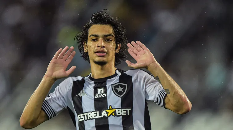 Matheus Nascimento pelo Botafogo em 2022. Foto: Thiago Ribeiro/AGIF