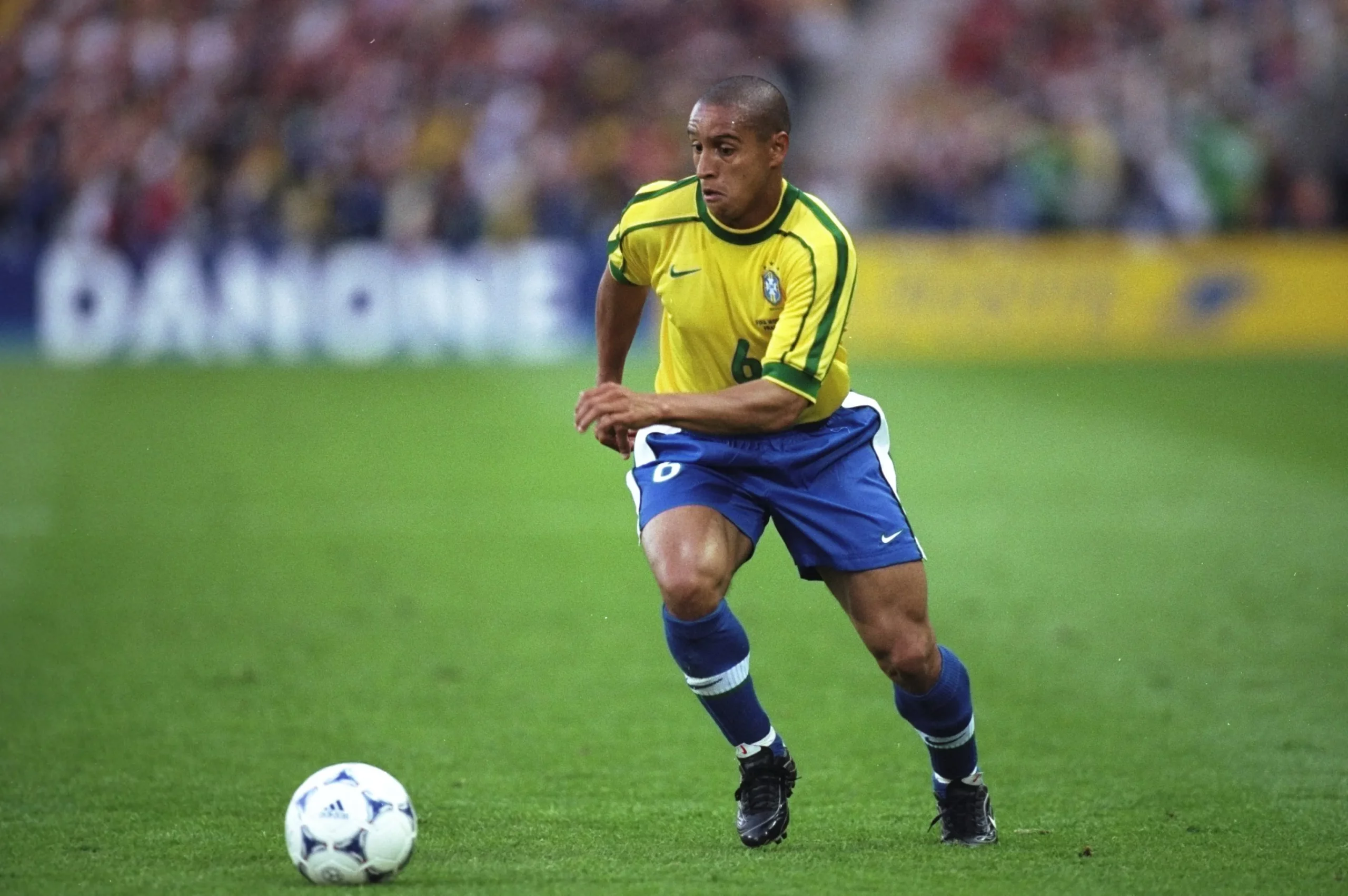 Roberto Carlos. Foto: Ross Kinnaird /Allsport/Getty Images